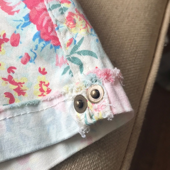 Vintage Y2K women’s low rise floral pattern shorts - Picture 9 of 9